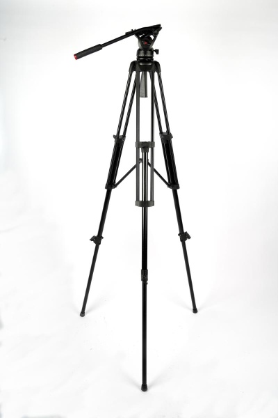 Профессиональный алюминиевый штатив FST TH606A с видеоголовой