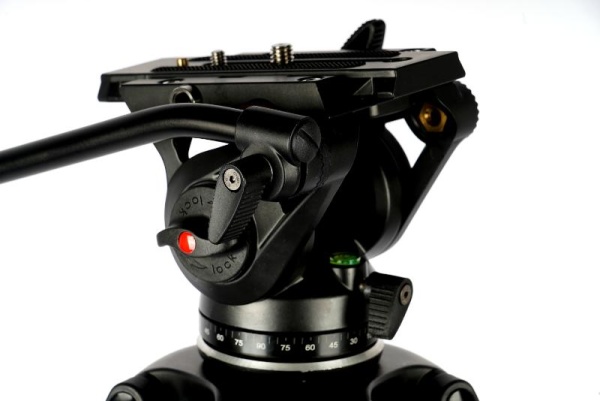 Профессиональный алюминиевый штатив FST TH605A с видеоголовой